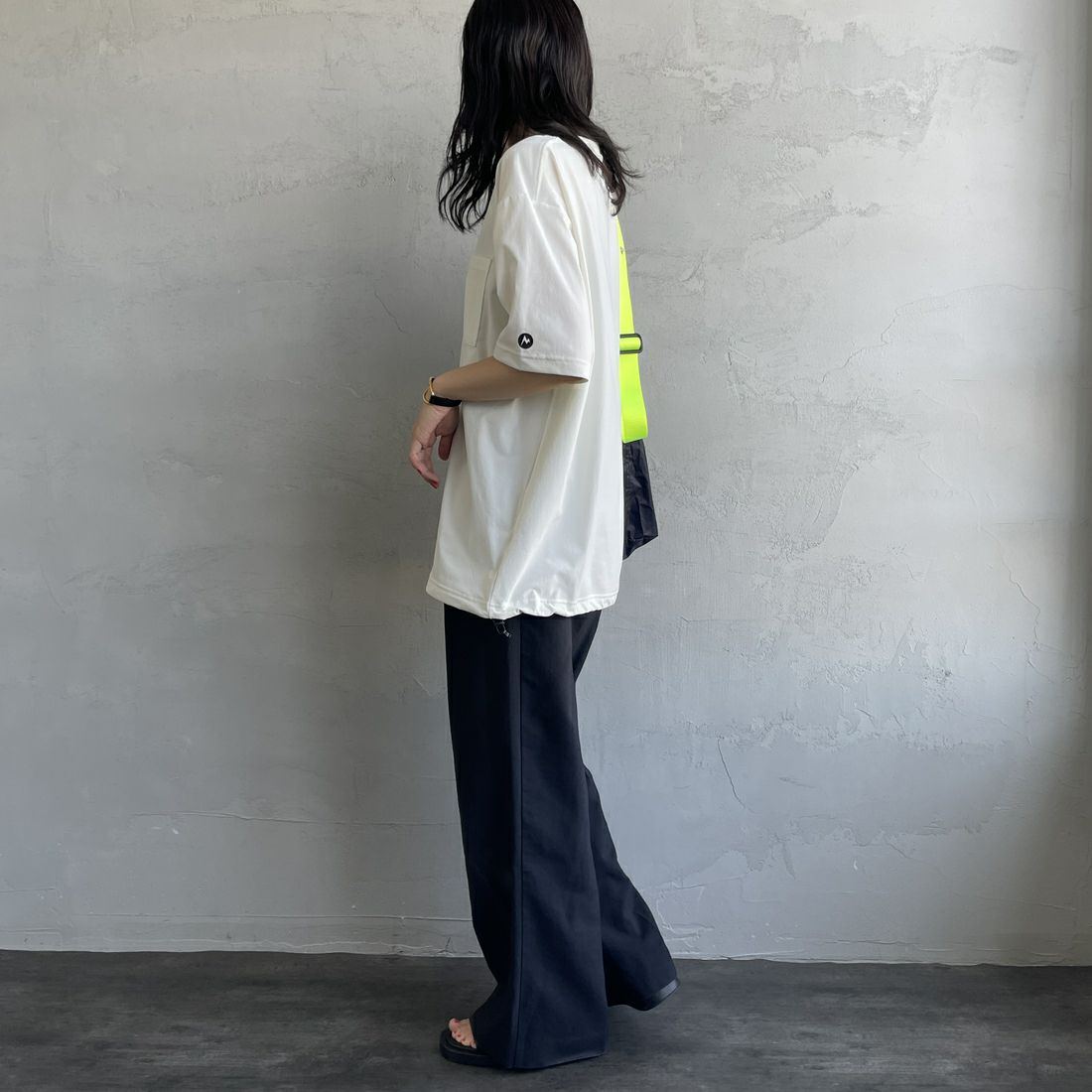 Marmot [マーモット] 別注 ドローコード付き ワンポイントロゴポケットTシャツ [MTSS25MST332IN-JF] WHITE &&モデル身長：160cm 着用サイズ：S&&