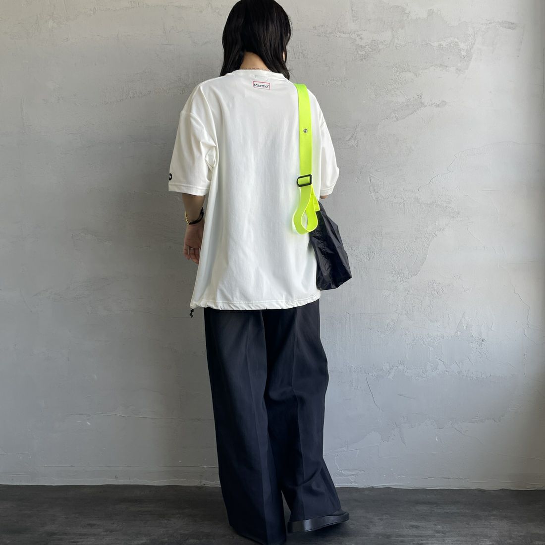 Marmot [マーモット] 別注 ドローコード付き ワンポイントロゴポケットTシャツ [MTSS25MST332IN-JF] WHITE &&モデル身長：160cm 着用サイズ：S&&