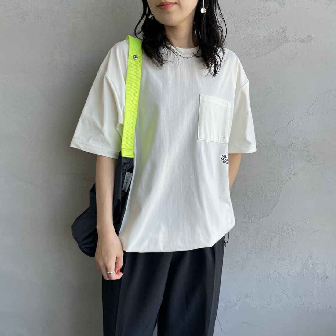 Marmot [マーモット] 別注 ドローコード付き ワンポイントロゴポケットTシャツ [MTSS25MST332IN-JF] WHITE &&モデル身長：160cm 着用サイズ：S&&