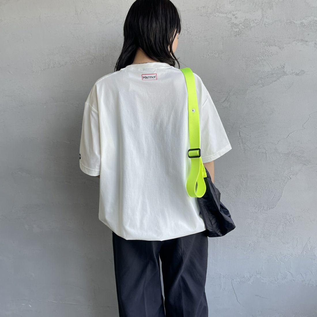 Marmot [マーモット] 別注 ドローコード付き ワンポイントロゴポケットTシャツ [MTSS25MST332IN-JF] WHITE &&モデル身長：160cm 着用サイズ：S&&