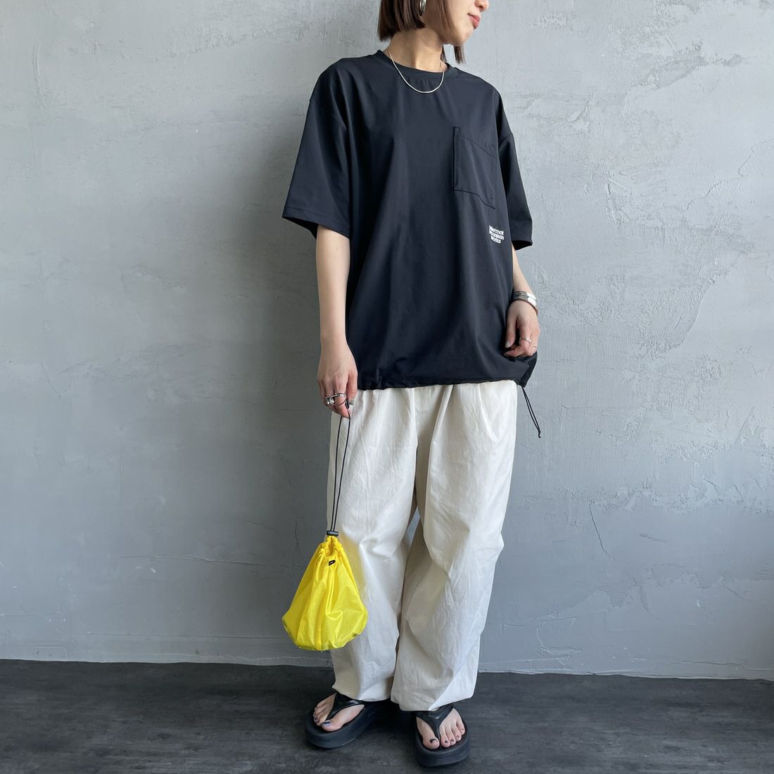 Marmot [マーモット] 別注 ドローコード付き ワンポイントロゴポケットTシャツ [MTSS25MST332IN-JF] BLACK &&モデル身長：159cm 着用サイズ：S&&