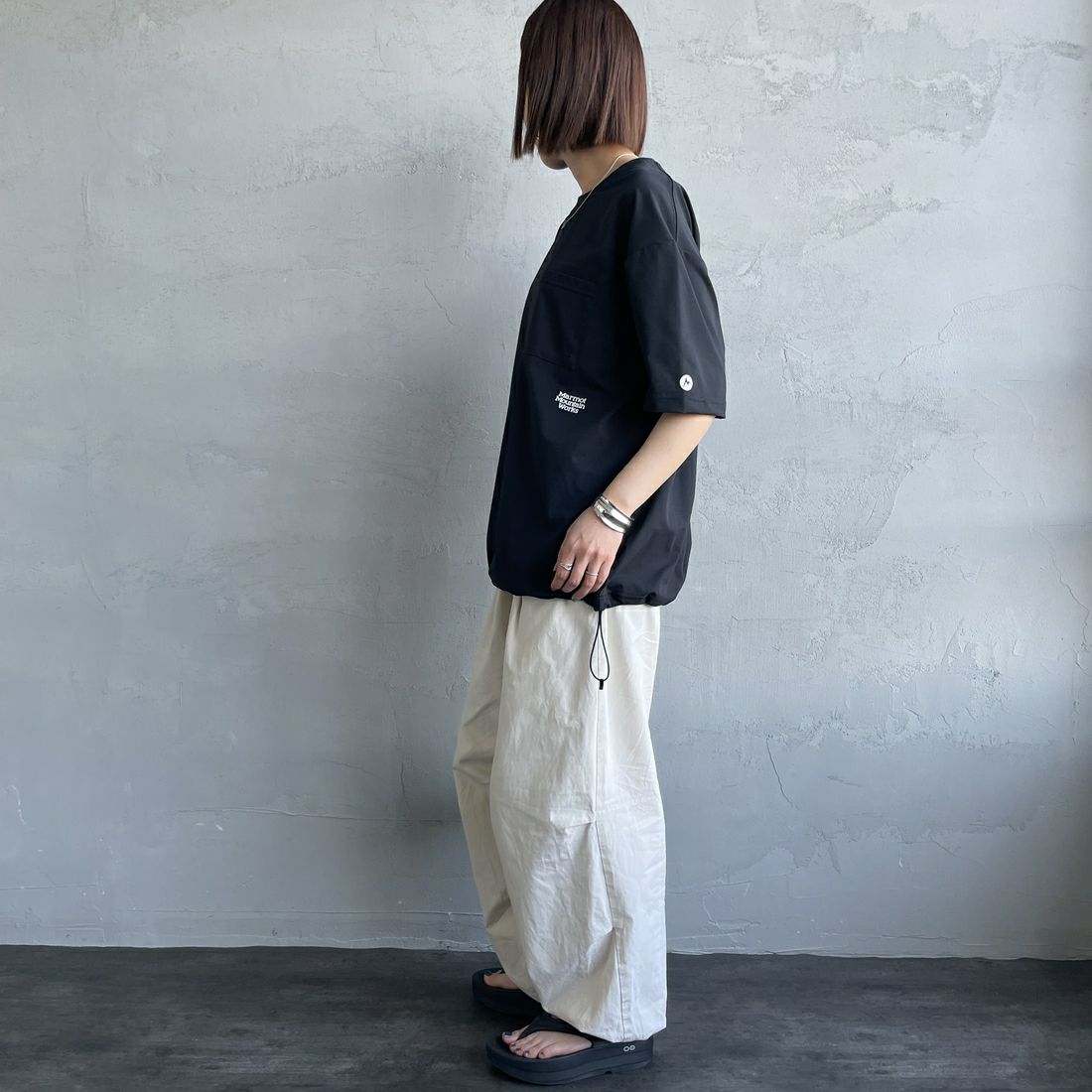 Marmot [マーモット] 別注 ドローコード付き ワンポイントロゴポケットTシャツ [MTSS25MST332IN-JF] BLACK &&モデル身長：159cm 着用サイズ：S&&