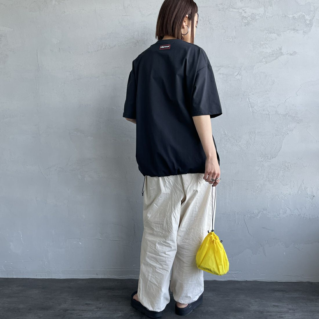 Marmot [マーモット] 別注 ドローコード付き ワンポイントロゴポケットTシャツ [MTSS25MST332IN-JF] BLACK &&モデル身長：159cm 着用サイズ：S&&