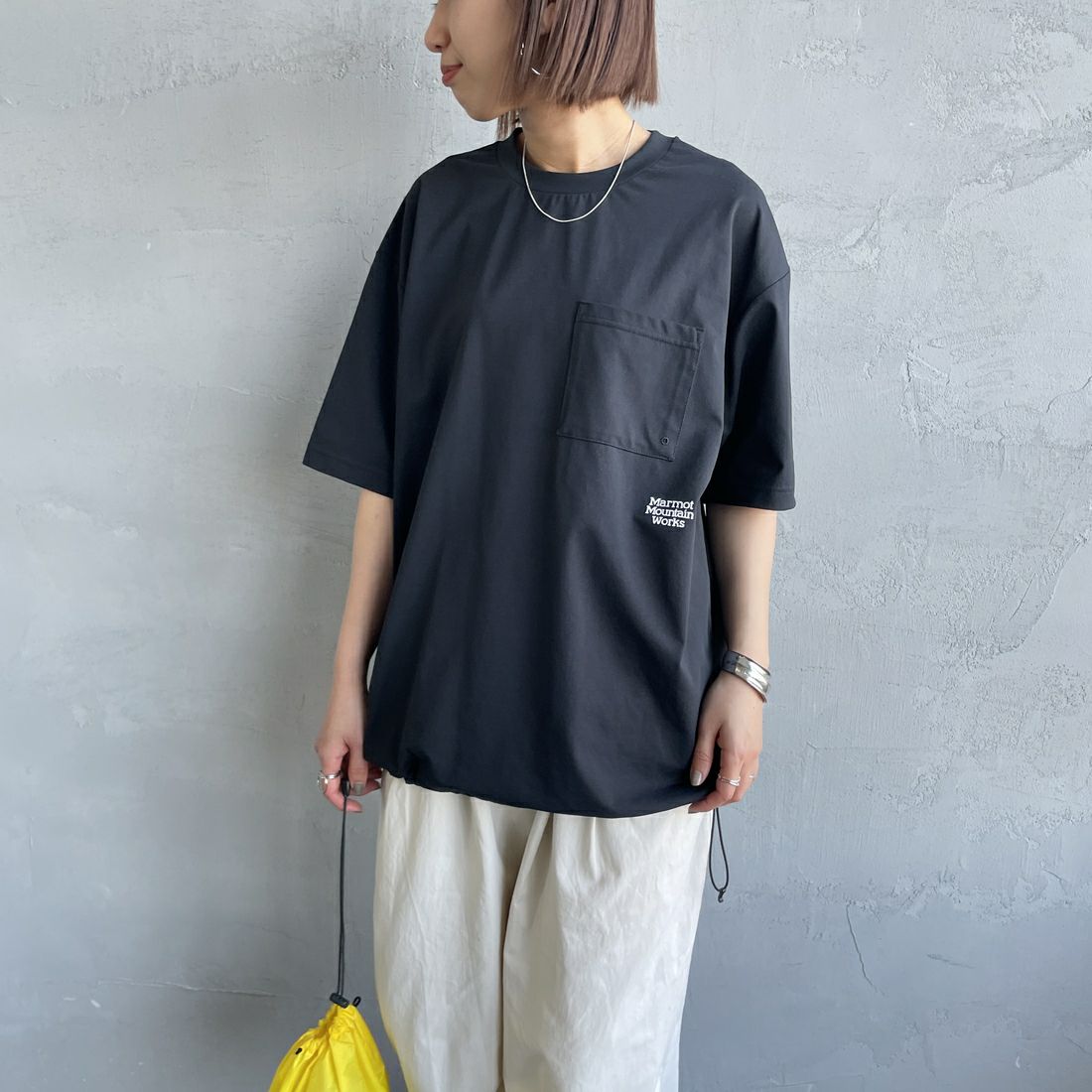 Marmot [マーモット] 別注 ドローコード付き ワンポイントロゴポケットTシャツ [MTSS25MST332IN-JF] BLACK &&モデル身長：159cm 着用サイズ：S&&