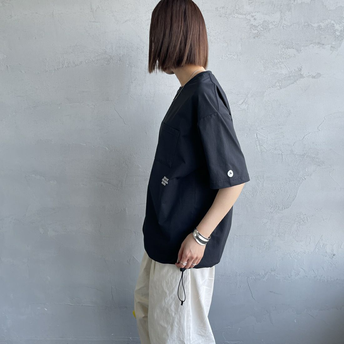 Marmot [マーモット] 別注 ドローコード付き ワンポイントロゴポケットTシャツ [MTSS25MST332IN-JF] BLACK &&モデル身長：159cm 着用サイズ：S&&