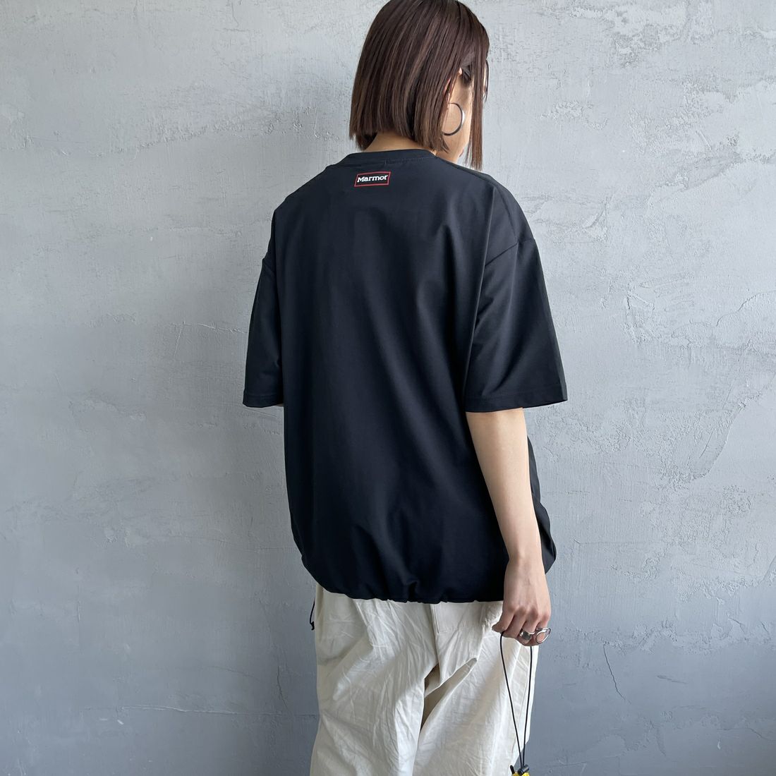 Marmot [マーモット] 別注 ドローコード付き ワンポイントロゴポケットTシャツ [MTSS25MST332IN-JF] BLACK &&モデル身長：159cm 着用サイズ：S&&
