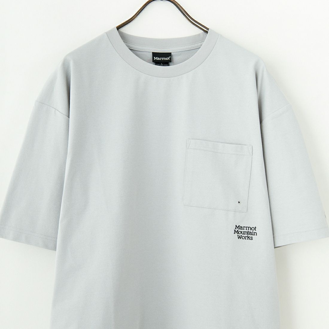 Marmot [マーモット] 別注 ドローコード付き ワンポイントロゴポケットTシャツ [MTSS25MST332IN-JF] GRAY