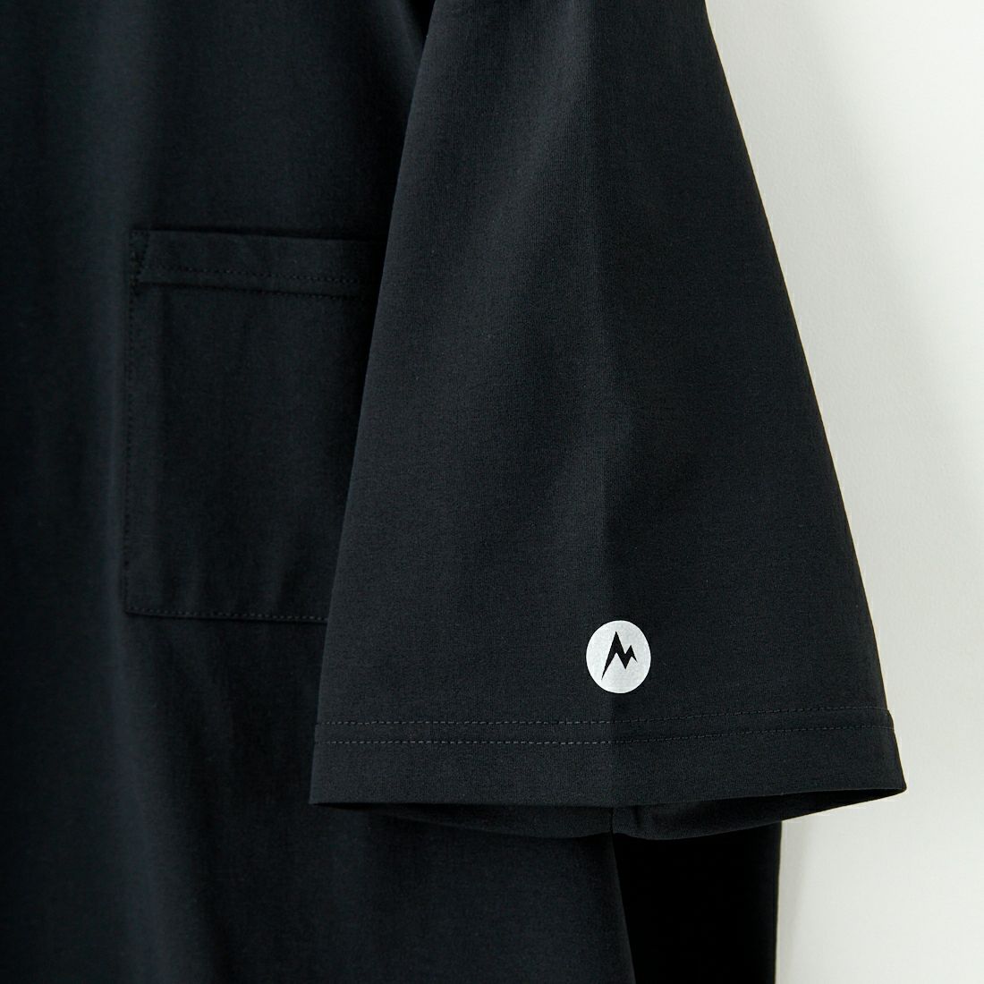 Marmot [マーモット] 別注 ドローコード付き ワンポイントロゴポケットTシャツ [MTSS25MST332IN-JF] BLACK