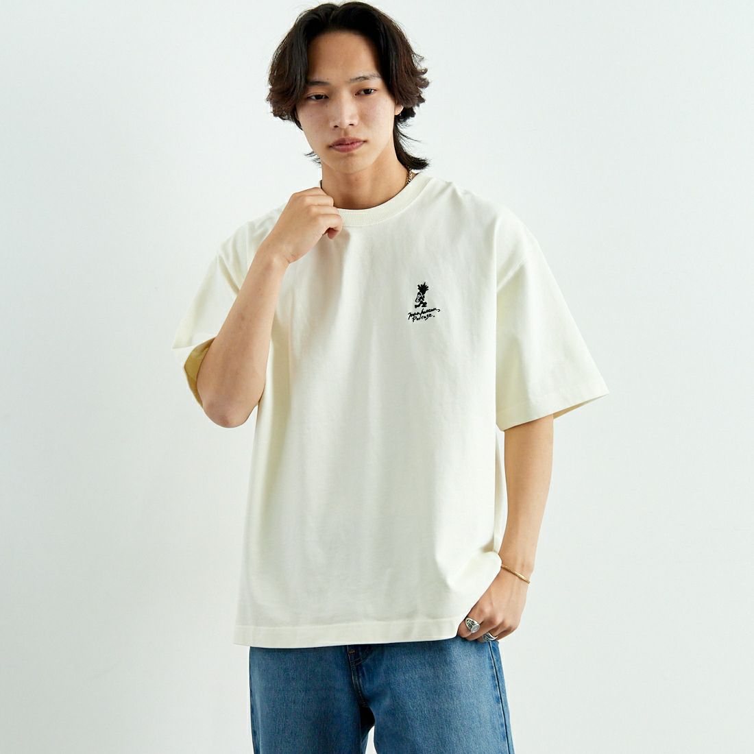 MANHATTAN PORTAGE [マンハッタンポーテージ] 手書き風バック刺繍ロゴ ショートスリーブTシャツ [25SS-MP-M608] IVORY &&モデル身長：179cm 着用サイズ：XL&&