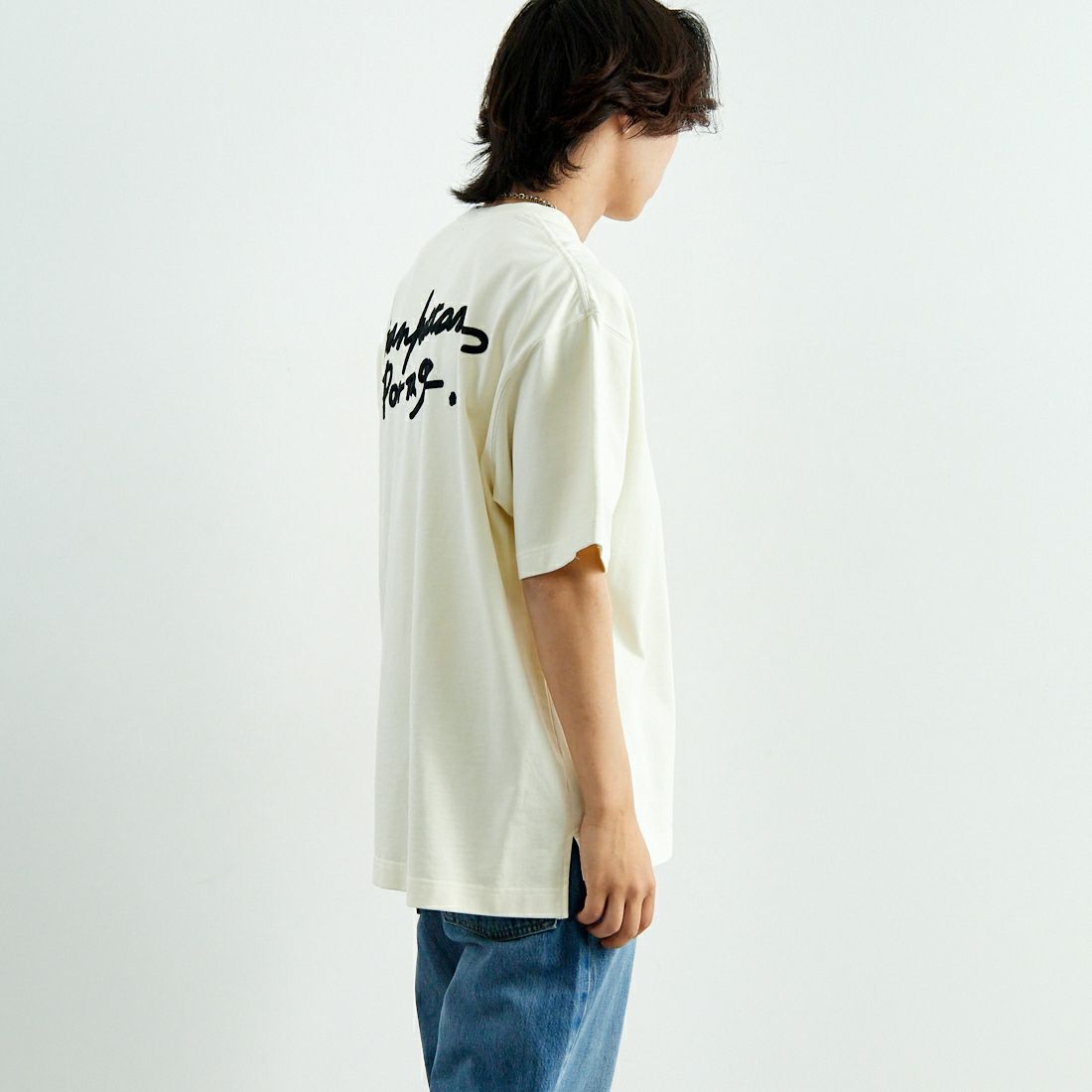 MANHATTAN PORTAGE [マンハッタンポーテージ] 手書き風バック刺繍ロゴ ショートスリーブTシャツ [25SS-MP-M608] IVORY &&モデル身長：179cm 着用サイズ：XL&&