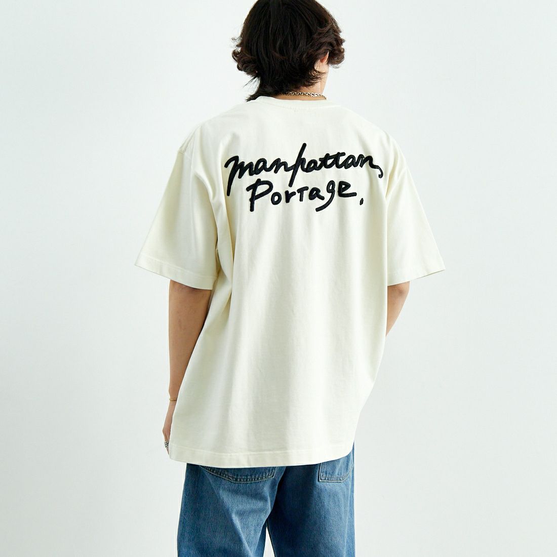 MANHATTAN PORTAGE [マンハッタンポーテージ] 手書き風バック刺繍ロゴ ショートスリーブTシャツ [25SS-MP-M608] IVORY &&モデル身長：179cm 着用サイズ：XL&&