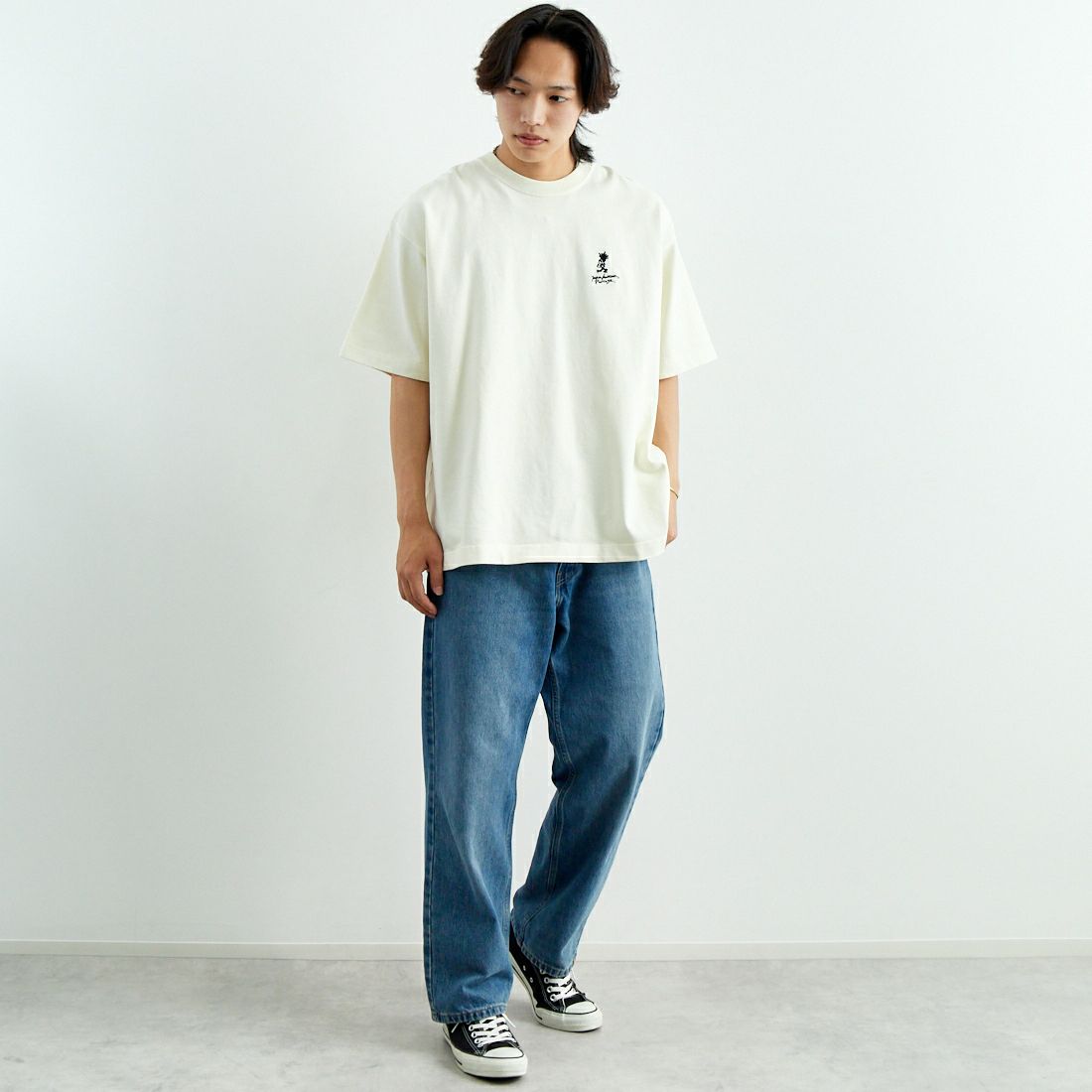 MANHATTAN PORTAGE [マンハッタンポーテージ] 手書き風バック刺繍ロゴ ショートスリーブTシャツ [25SS-MP-M608] IVORY &&モデル身長：179cm 着用サイズ：XL&&