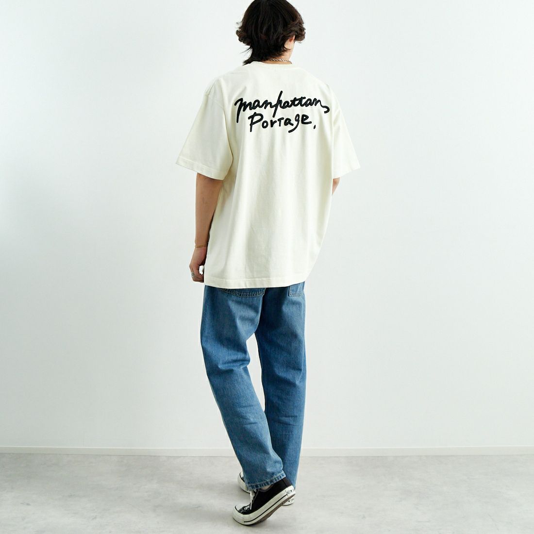 MANHATTAN PORTAGE [マンハッタンポーテージ] 手書き風バック刺繍ロゴ ショートスリーブTシャツ [25SS-MP-M608] IVORY &&モデル身長：179cm 着用サイズ：XL&&
