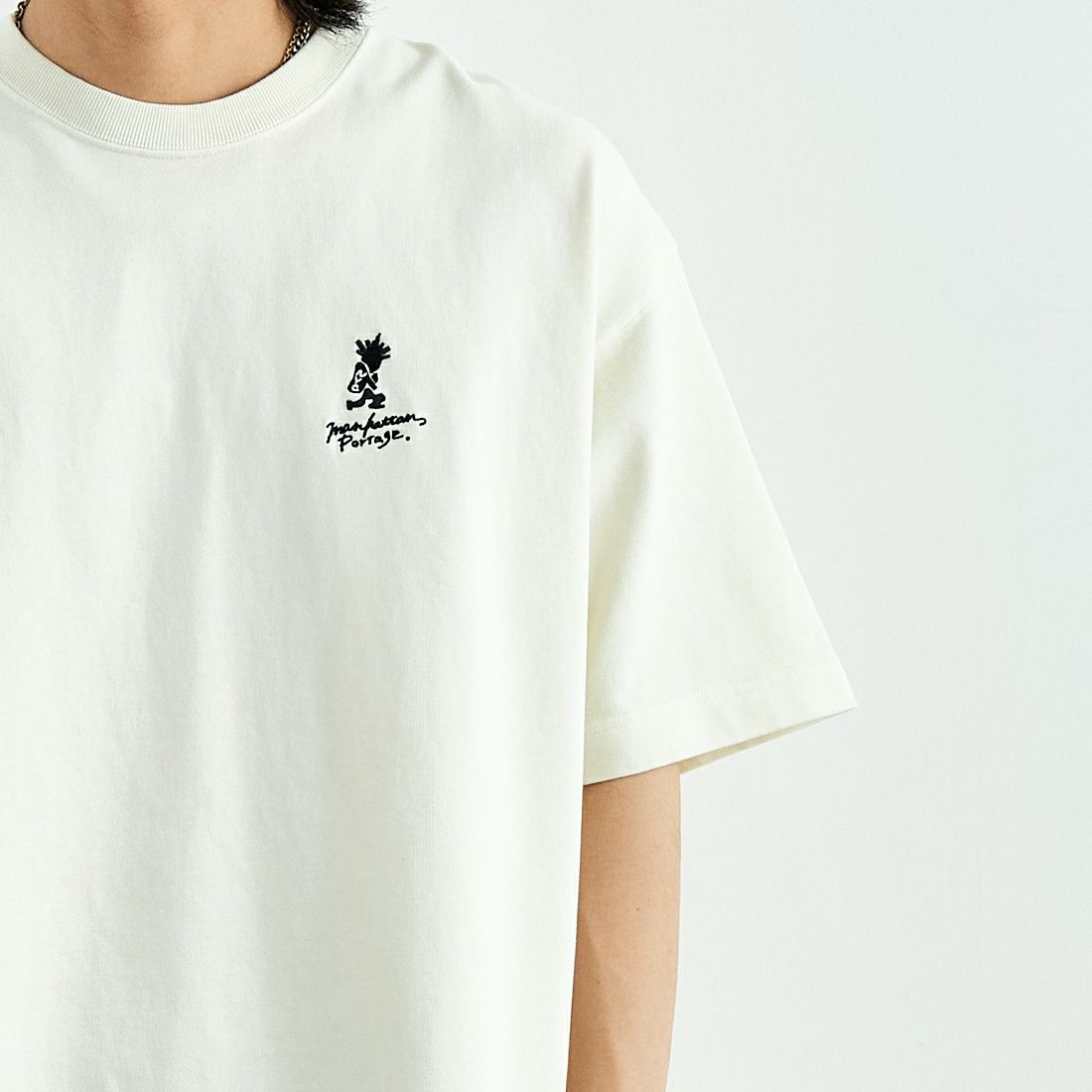 MANHATTAN PORTAGE [マンハッタンポーテージ] 手書き風バック刺繍ロゴ ショートスリーブTシャツ [25SS-MP-M608] IVORY &&モデル身長：179cm 着用サイズ：XL&&