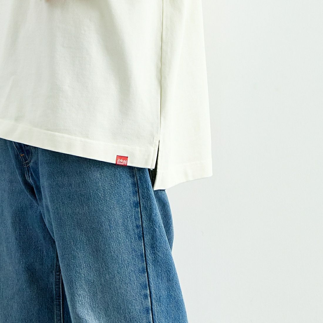 MANHATTAN PORTAGE [マンハッタンポーテージ] 手書き風バック刺繍ロゴ ショートスリーブTシャツ [25SS-MP-M608] IVORY &&モデル身長：179cm 着用サイズ：XL&&