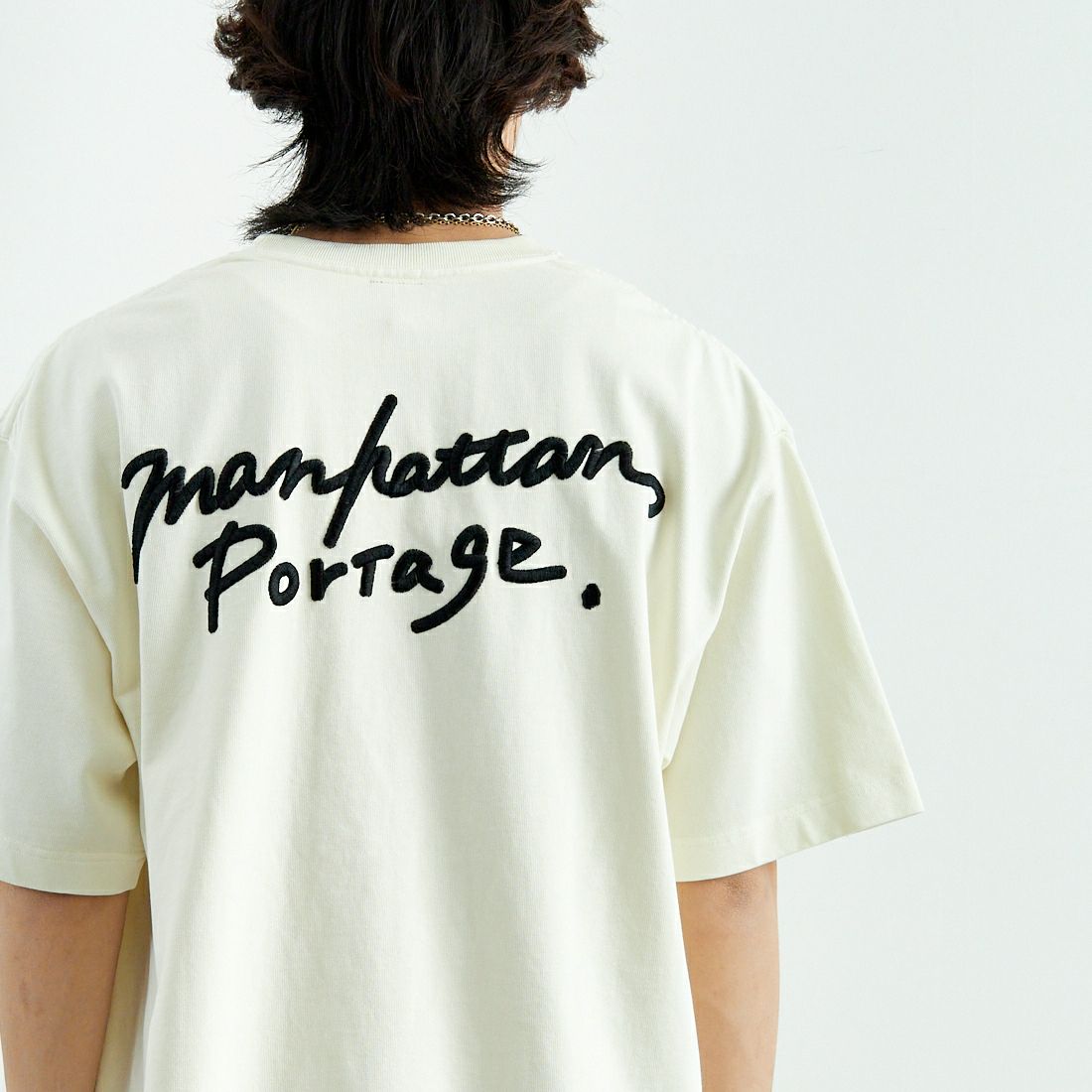 MANHATTAN PORTAGE [マンハッタンポーテージ] 手書き風バック刺繍ロゴ ショートスリーブTシャツ [25SS-MP-M608] IVORY &&モデル身長：179cm 着用サイズ：XL&&