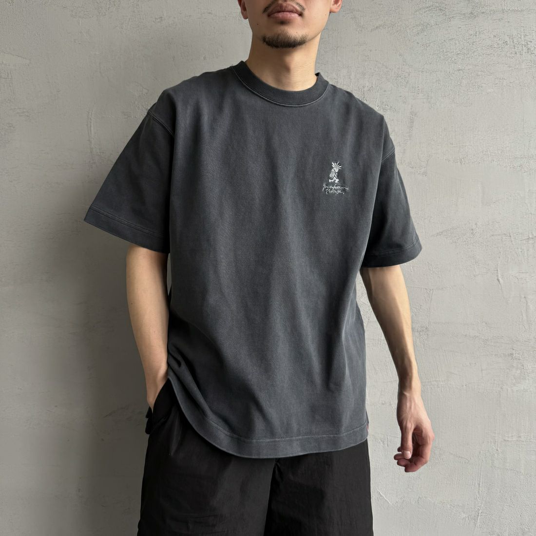 MANHATTAN PORTAGE [マンハッタンポーテージ] 手書き風バック刺繍ロゴ ショートスリーブTシャツ [25SS-MP-M608] CHARCOAL &&モデル身長：168cm 着用サイズ：M&&