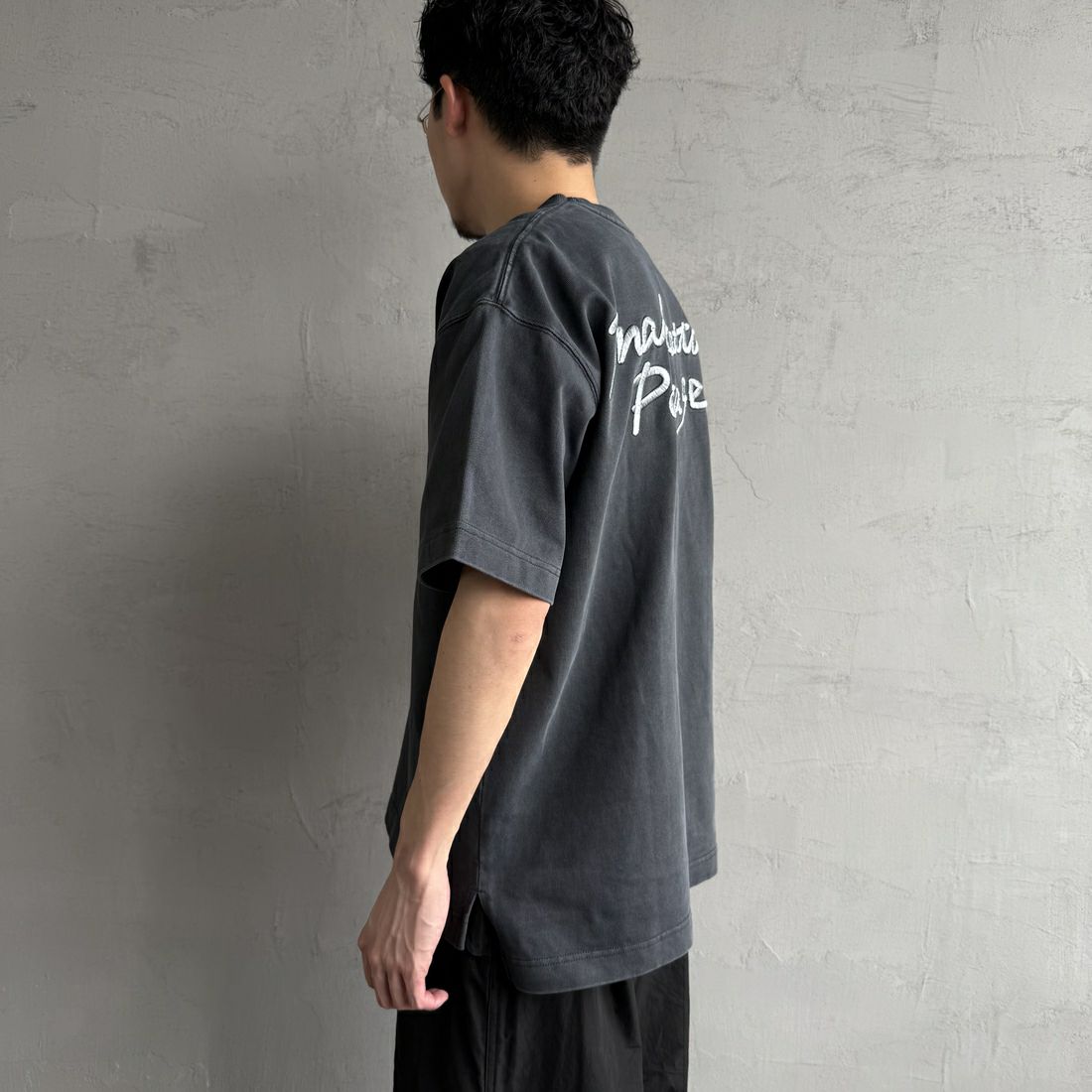 MANHATTAN PORTAGE [マンハッタンポーテージ] 手書き風バック刺繍ロゴ ショートスリーブTシャツ [25SS-MP-M608] CHARCOAL &&モデル身長：168cm 着用サイズ：M&&