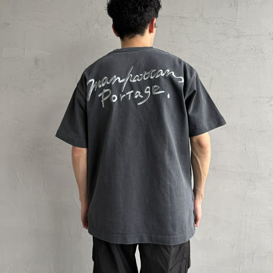 MANHATTAN PORTAGE [マンハッタンポーテージ] 手書き風バック刺繍ロゴ ショートスリーブTシャツ [25SS-MP-M608] CHARCOAL &&モデル身長：168cm 着用サイズ：M&&