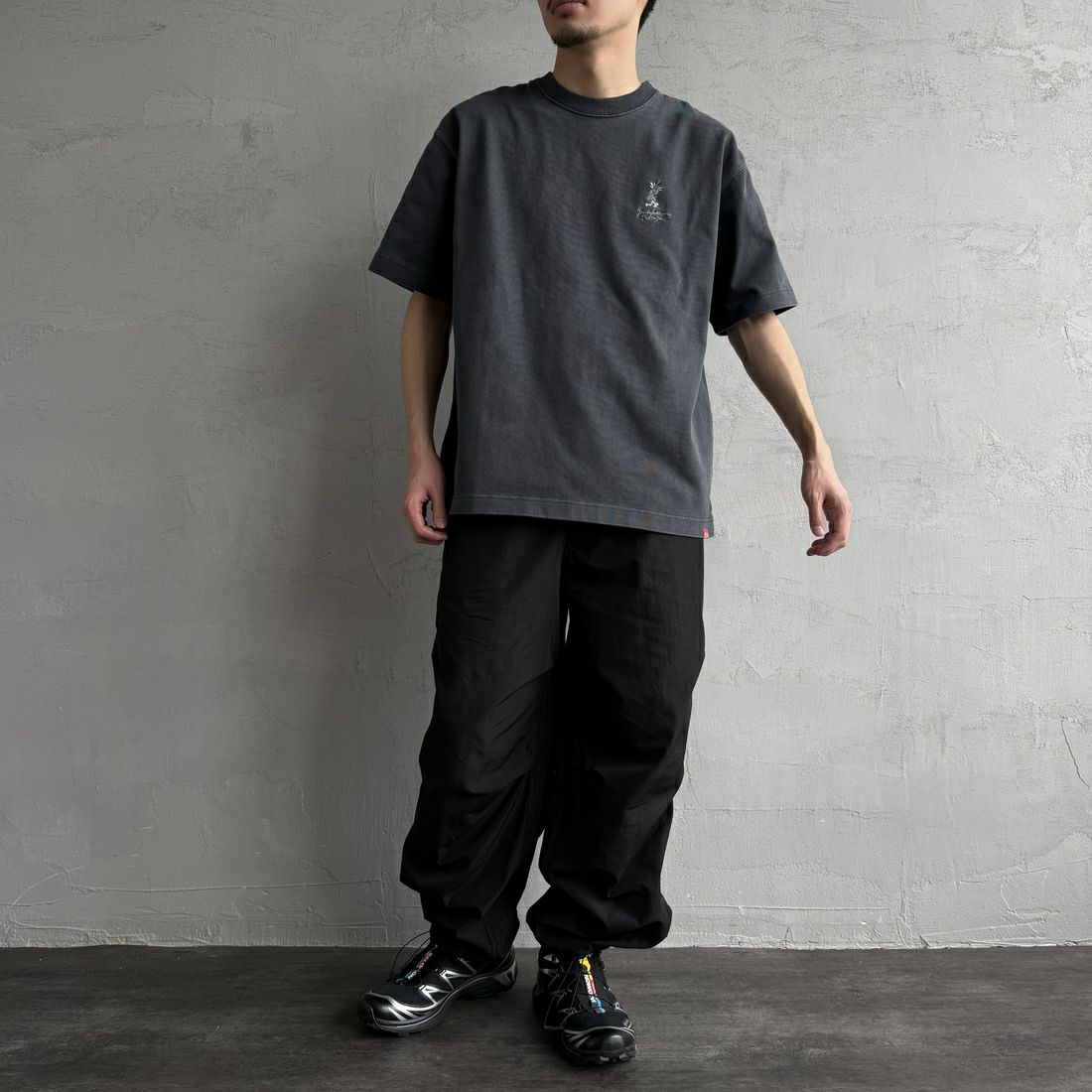 MANHATTAN PORTAGE [マンハッタンポーテージ] 手書き風バック刺繍ロゴ ショートスリーブTシャツ [25SS-MP-M608] CHARCOAL &&モデル身長：168cm 着用サイズ：M&&