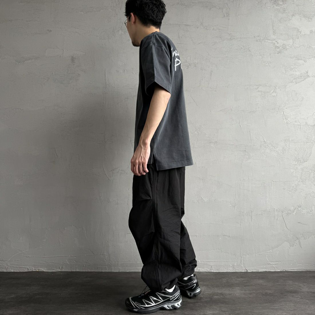 MANHATTAN PORTAGE [マンハッタンポーテージ] 手書き風バック刺繍ロゴ ショートスリーブTシャツ [25SS-MP-M608] CHARCOAL &&モデル身長：168cm 着用サイズ：M&&