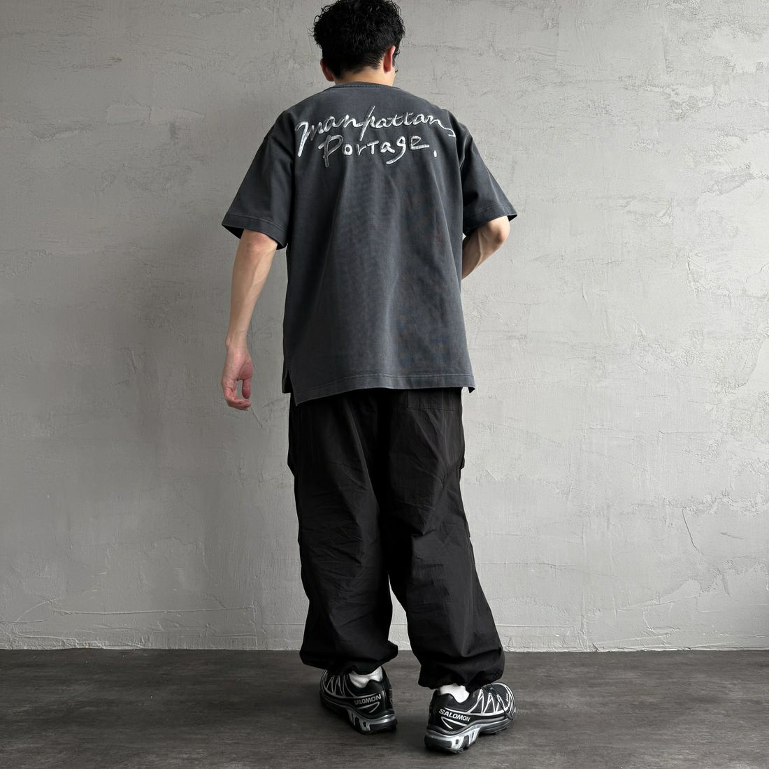 MANHATTAN PORTAGE [マンハッタンポーテージ] 手書き風バック刺繍ロゴ ショートスリーブTシャツ [25SS-MP-M608] CHARCOAL &&モデル身長：168cm 着用サイズ：M&&