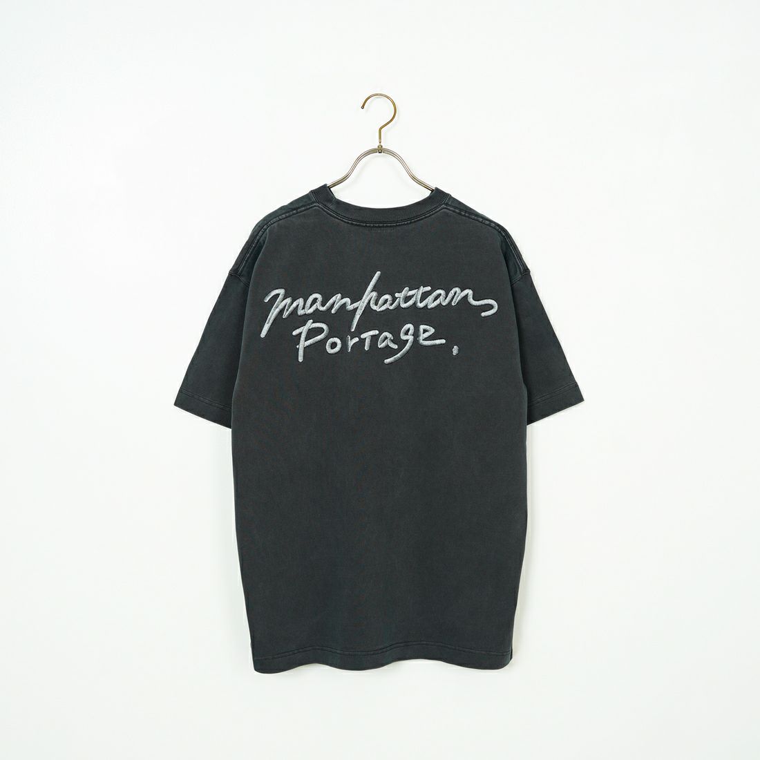 MANHATTAN PORTAGE [マンハッタンポーテージ] 手書き風バック刺繍ロゴ ショートスリーブTシャツ [25SS-MP-M608] CHARCOAL