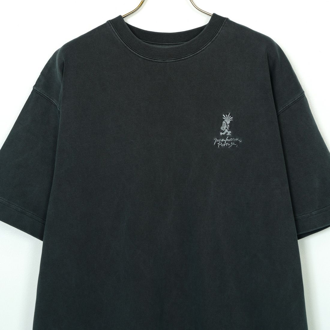 MANHATTAN PORTAGE [マンハッタンポーテージ] 手書き風バック刺繍ロゴ ショートスリーブTシャツ [25SS-MP-M608] CHARCOAL