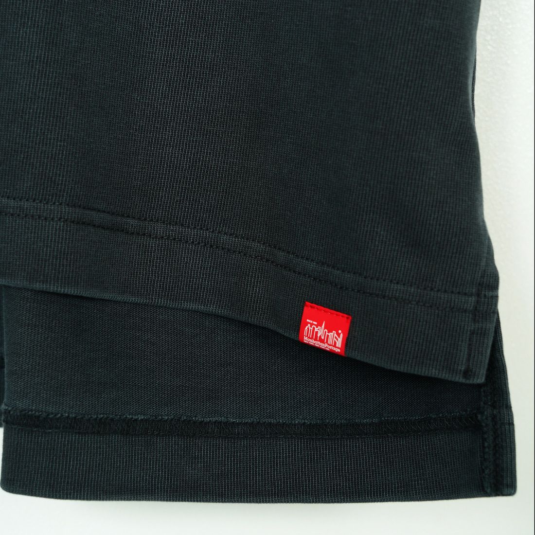 MANHATTAN PORTAGE [マンハッタンポーテージ] 手書き風バック刺繍ロゴ ショートスリーブTシャツ [25SS-MP-M608] CHARCOAL