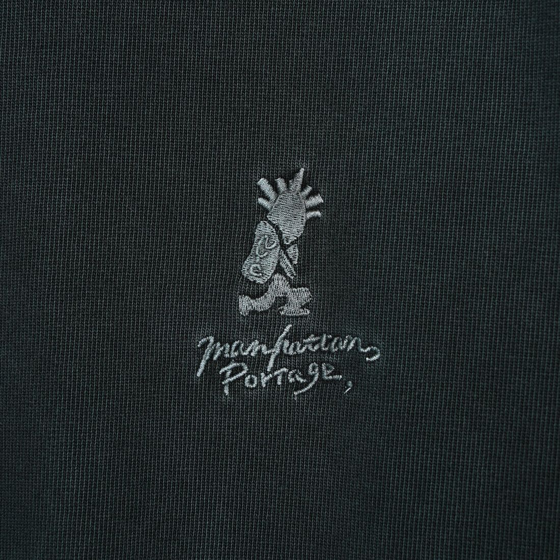MANHATTAN PORTAGE [マンハッタンポーテージ] 手書き風バック刺繍ロゴ ショートスリーブTシャツ [25SS-MP-M608] CHARCOAL