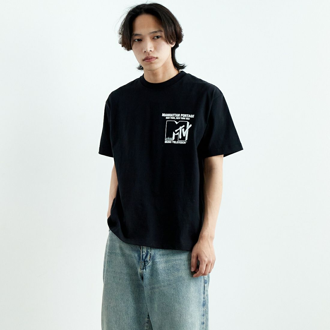 MANHATTAN PORTAGE [マンハッタンポーテージ] MTVロゴ ショートスリーブTシャツ [25SS-MP-M618] BLACK &&モデル身長：179cm 着用サイズ：M&&