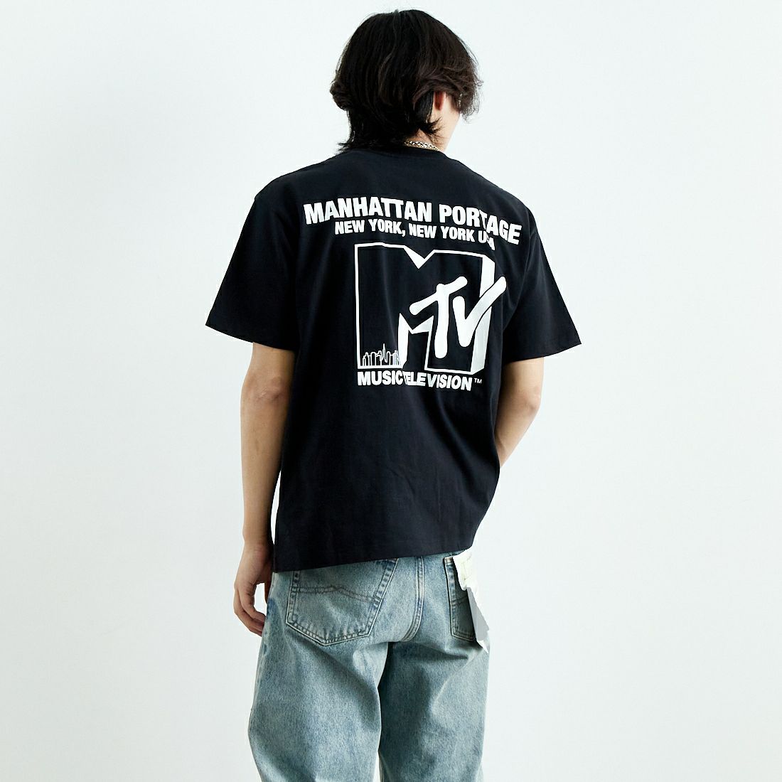 MANHATTAN PORTAGE [マンハッタンポーテージ] MTVロゴ ショートスリーブTシャツ [25SS-MP-M618] BLACK &&モデル身長：179cm 着用サイズ：M&&