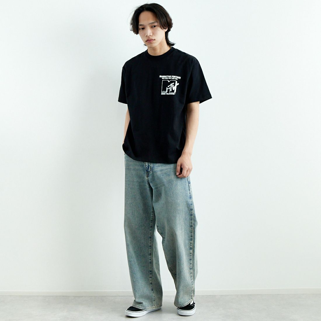 MANHATTAN PORTAGE [マンハッタンポーテージ] MTVロゴ ショートスリーブTシャツ [25SS-MP-M618] BLACK &&モデル身長：179cm 着用サイズ：M&&
