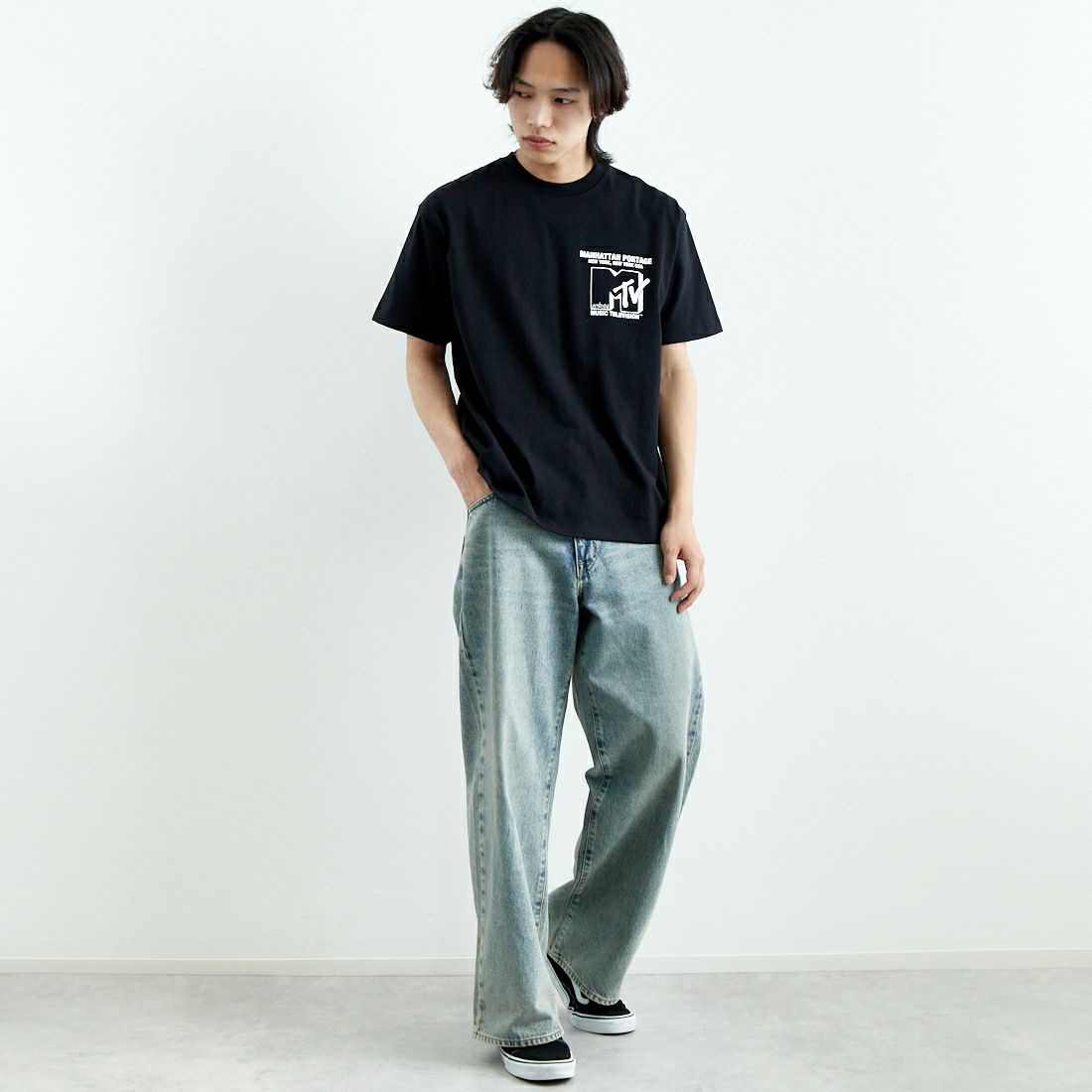 MANHATTAN PORTAGE [マンハッタンポーテージ] MTVロゴ ショートスリーブTシャツ [25SS-MP-M618] BLACK &&モデル身長：179cm 着用サイズ：M&&