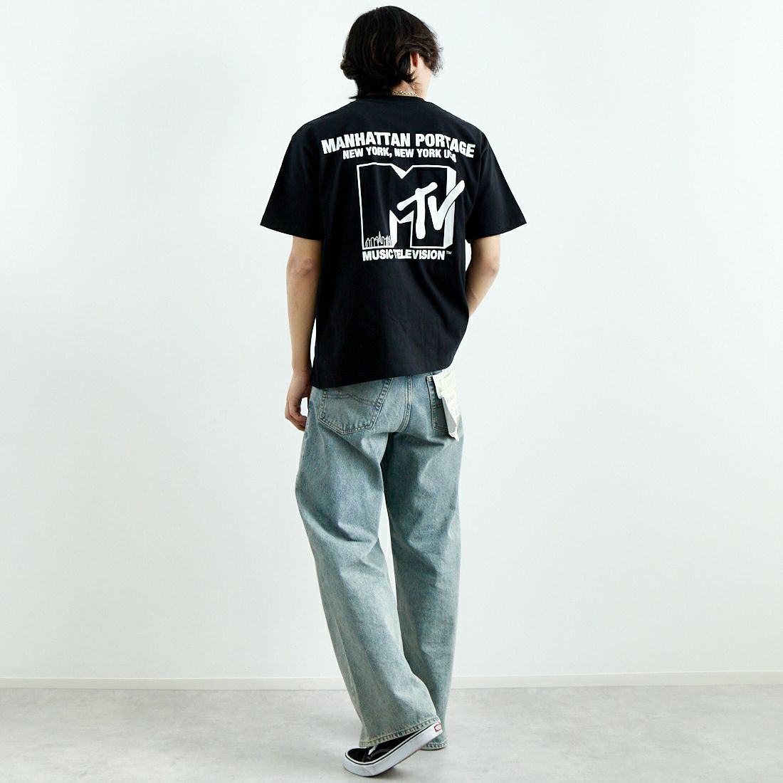 MANHATTAN PORTAGE [マンハッタンポーテージ] MTVロゴ ショートスリーブTシャツ [25SS-MP-M618] BLACK &&モデル身長：179cm 着用サイズ：M&&