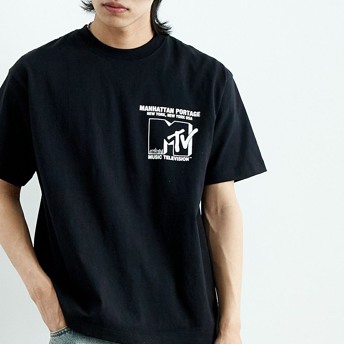 MANHATTAN PORTAGE [マンハッタンポーテージ] MTVロゴ ショートスリーブTシャツ [25SS-MP-M618] BLACK &&モデル身長：179cm 着用サイズ：M&&