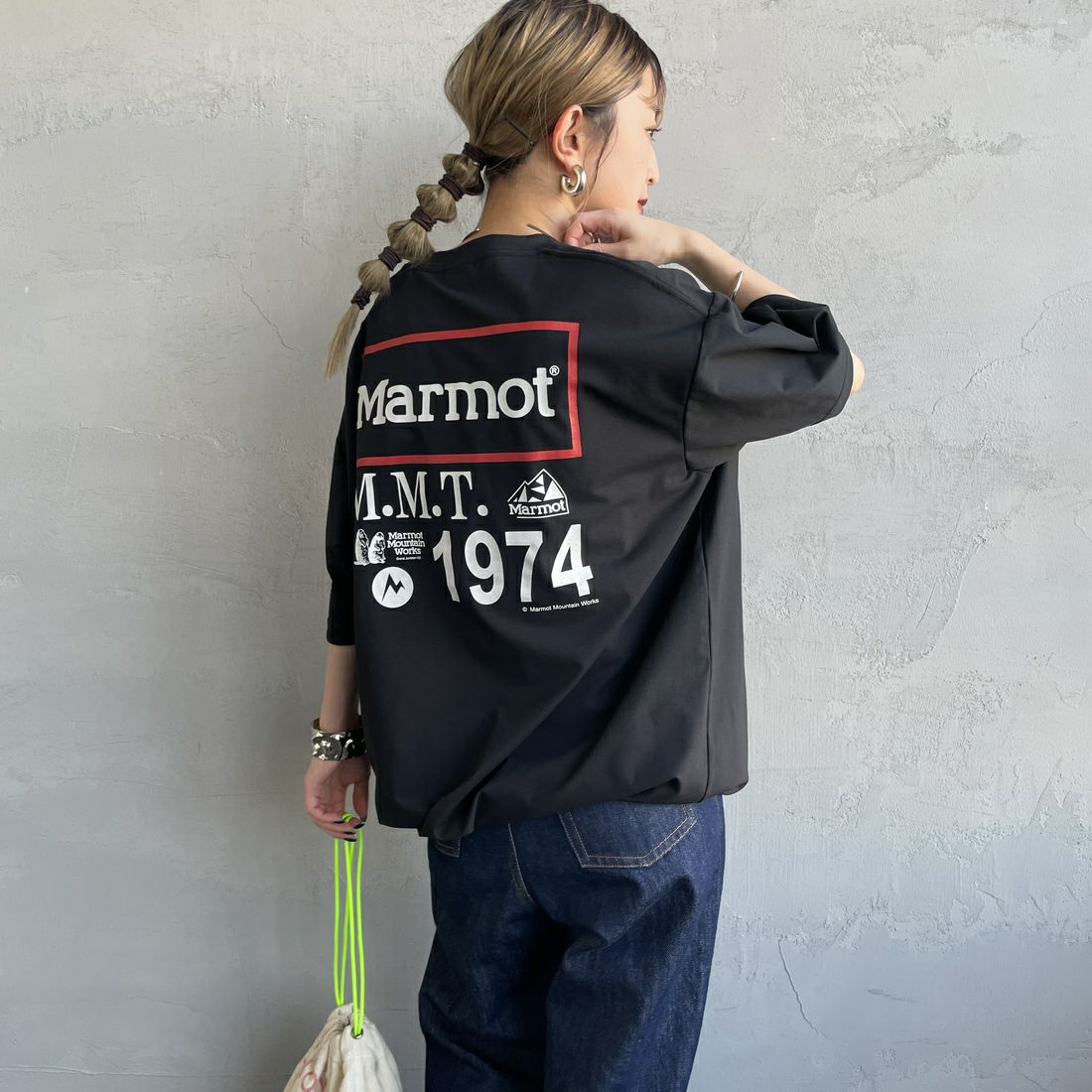 Marmot [マーモット] 別注 ドローコード付き ヒストリーバックプリントTシャツ [MTSS25MST330IN-JF] BLACK &&モデル身長：150cm 着用サイズ：S&&