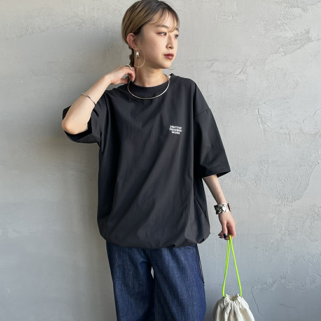 Marmot [マーモット] 別注 ドローコード付き ヒストリーバックプリントTシャツ [MTSS25MST330IN-JF] BLACK &&モデル身長：150cm 着用サイズ：S&&