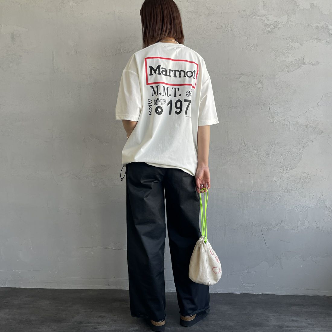 Marmot [マーモット] 別注 ドローコード付き ヒストリーバックプリントTシャツ [MTSS25MST330IN-JF] WHITE &&モデル身長：159cm 着用サイズ：S&&