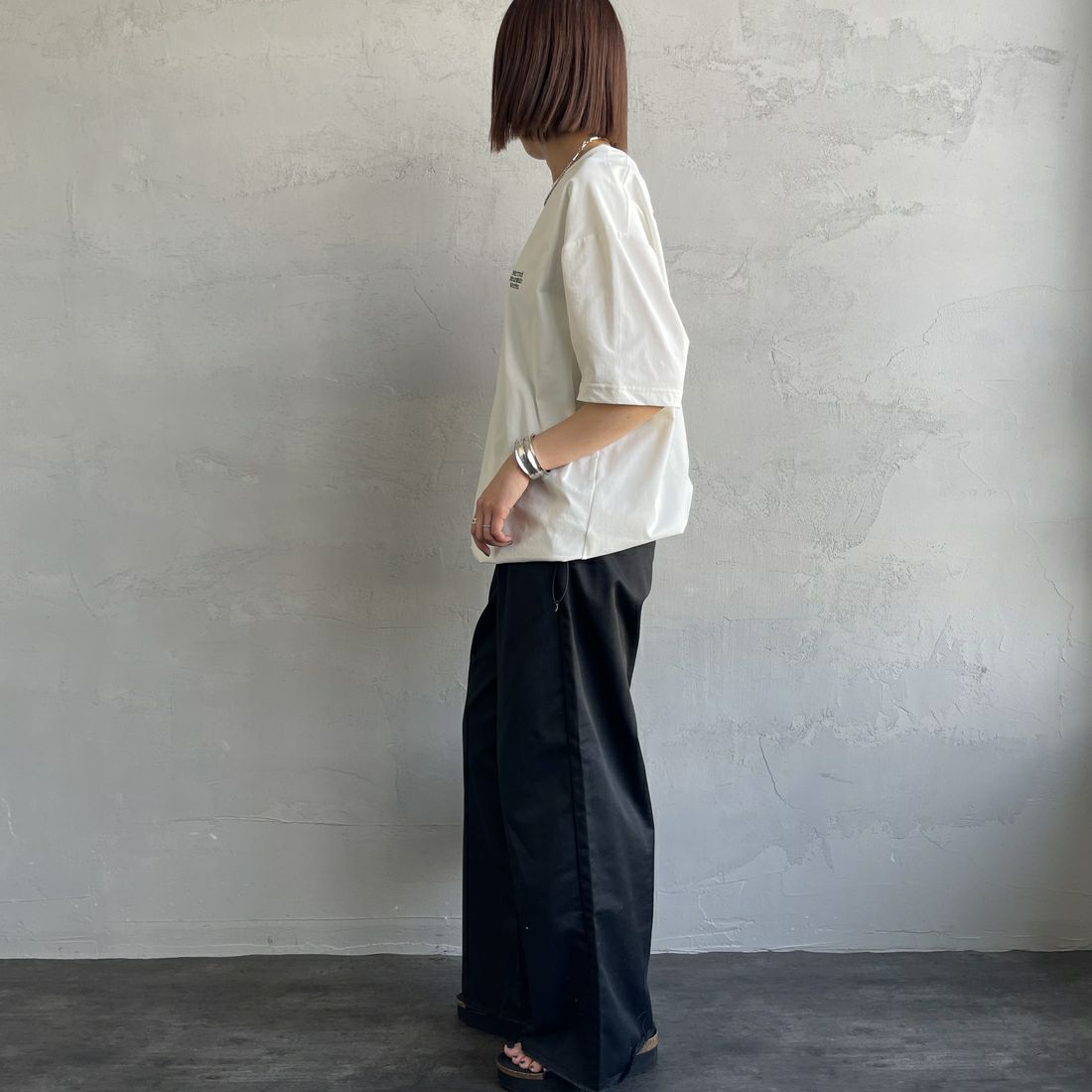 Marmot [マーモット] 別注 ドローコード付き ヒストリーバックプリントTシャツ [MTSS25MST330IN-JF] WHITE &&モデル身長：159cm 着用サイズ：S&&