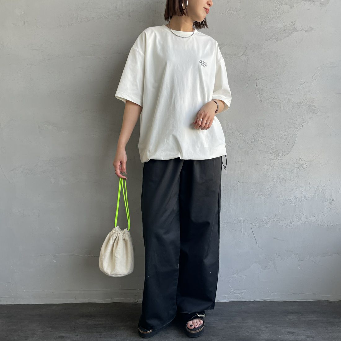 Marmot [マーモット] 別注 ドローコード付き ヒストリーバックプリントTシャツ [MTSS25MST330IN-JF] WHITE &&モデル身長：159cm 着用サイズ：S&&