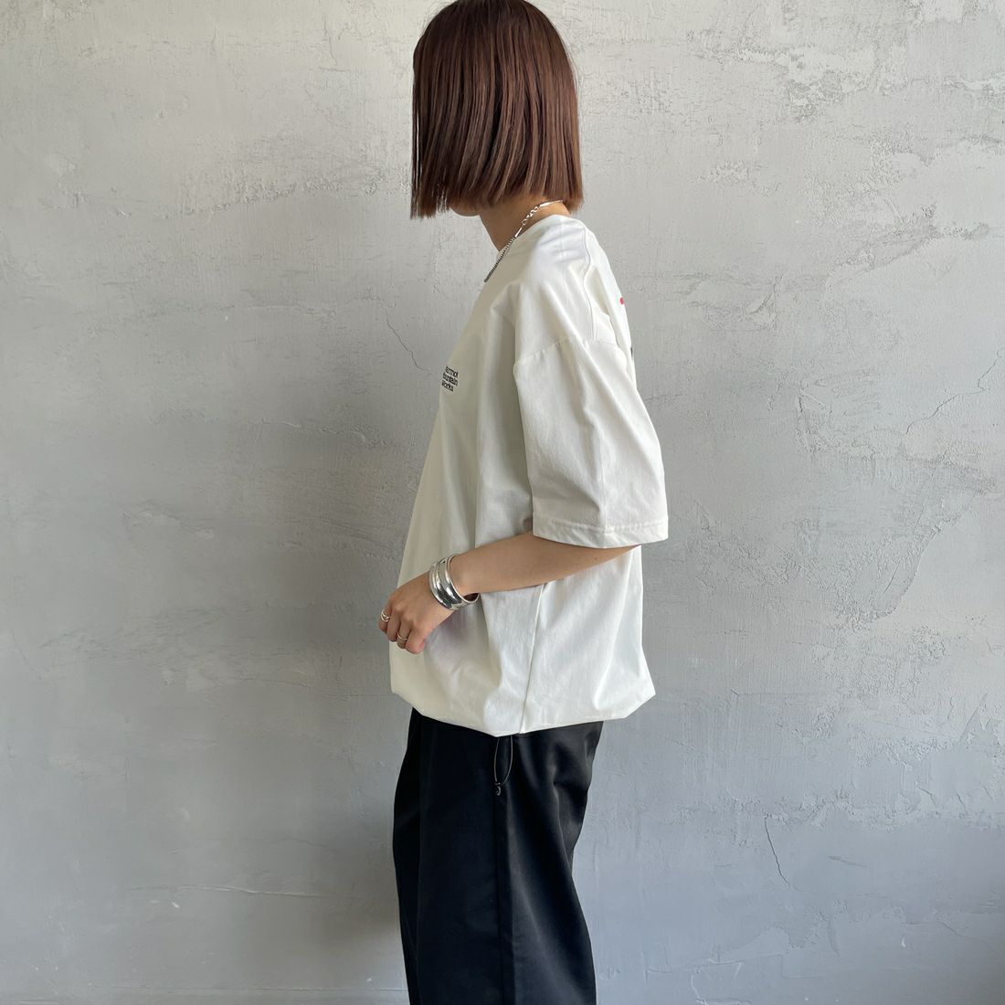 Marmot [マーモット] 別注 ドローコード付き ヒストリーバックプリントTシャツ [MTSS25MST330IN-JF] WHITE &&モデル身長：159cm 着用サイズ：S&&