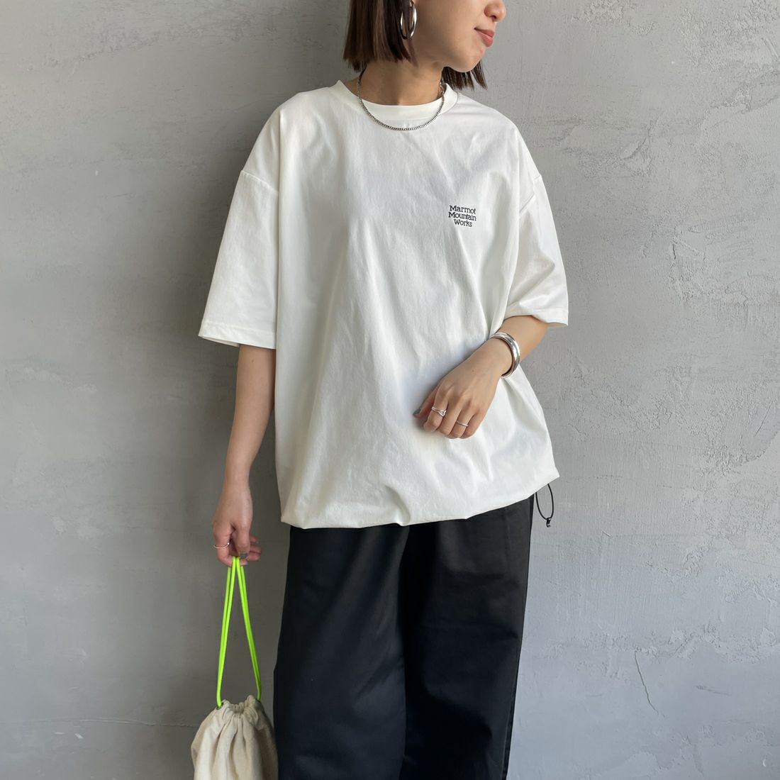 Marmot [マーモット] 別注 ドローコード付き ヒストリーバックプリントTシャツ [MTSS25MST330IN-JF] WHITE &&モデル身長：159cm 着用サイズ：S&&