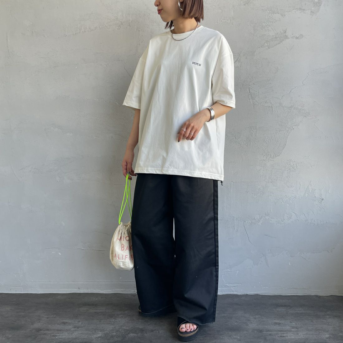 Marmot [マーモット] 別注 ドローコード付き マーモットバックプリントTシャツ [MTSS25MST329IN-JF] WHITE &&モデル身長：159cm 着用サイズ：S&&
