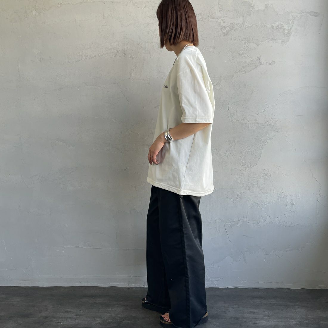 Marmot [マーモット] 別注 ドローコード付き マーモットバックプリントTシャツ [MTSS25MST329IN-JF] WHITE &&モデル身長：159cm 着用サイズ：S&&