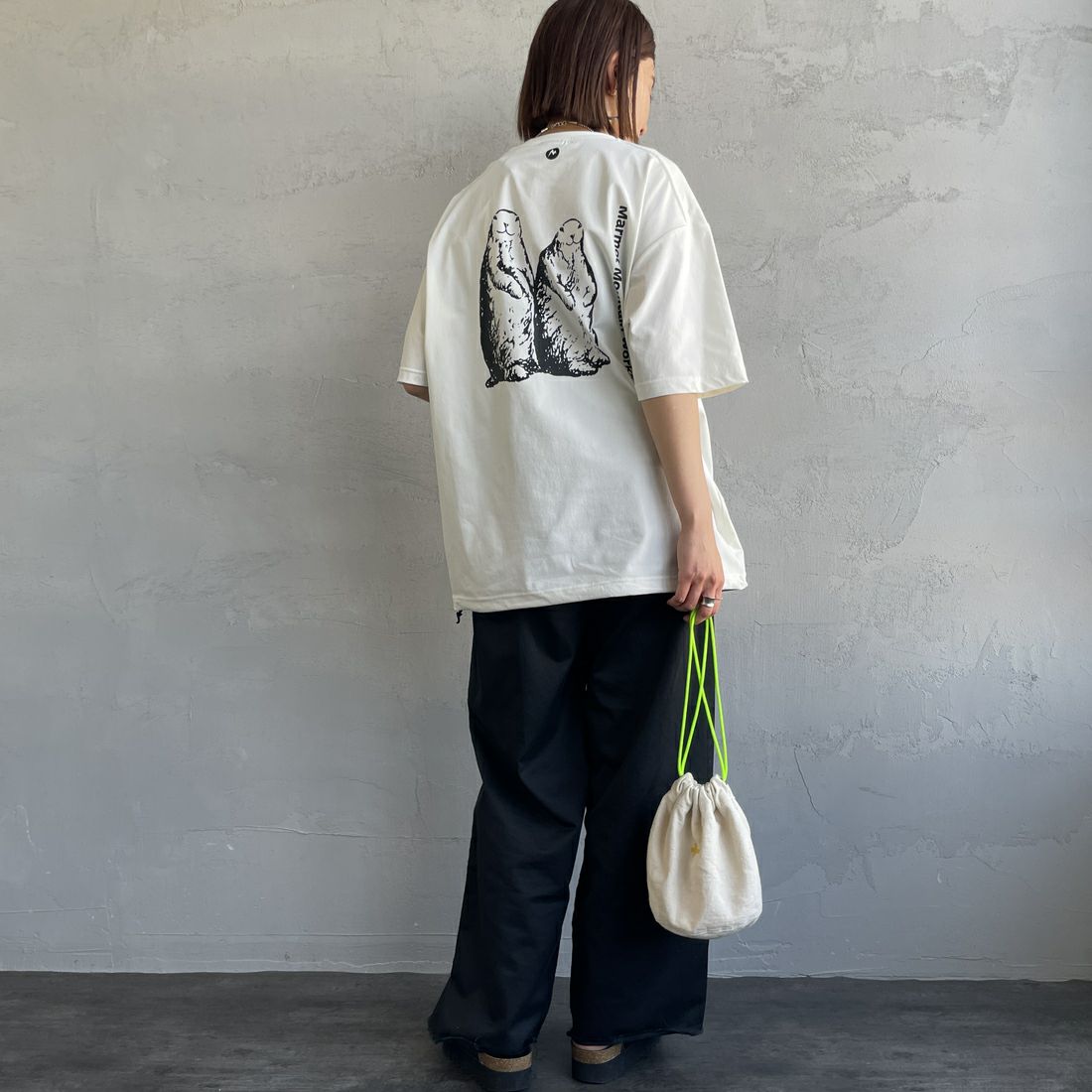 Marmot [マーモット] 別注 ドローコード付き マーモットバックプリントTシャツ [MTSS25MST329IN-JF] WHITE &&モデル身長：159cm 着用サイズ：S&&
