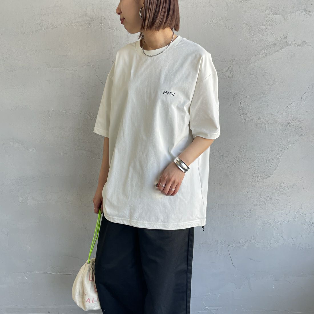 Marmot [マーモット] 別注 ドローコード付き マーモットバックプリントTシャツ [MTSS25MST329IN-JF] WHITE &&モデル身長：159cm 着用サイズ：S&&
