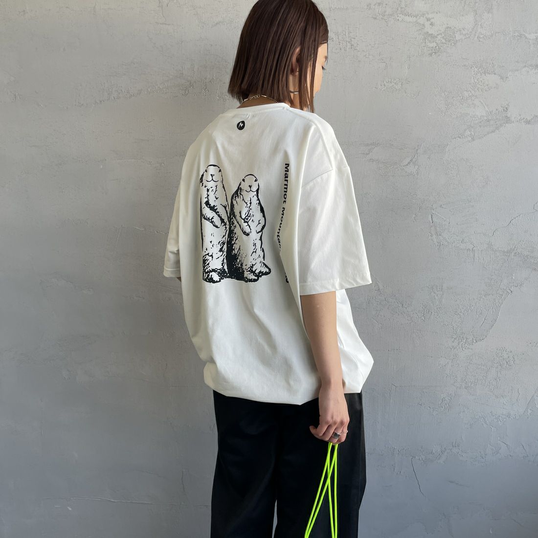 Marmot [マーモット] 別注 ドローコード付き マーモットバックプリントTシャツ [MTSS25MST329IN-JF] WHITE &&モデル身長：159cm 着用サイズ：S&&