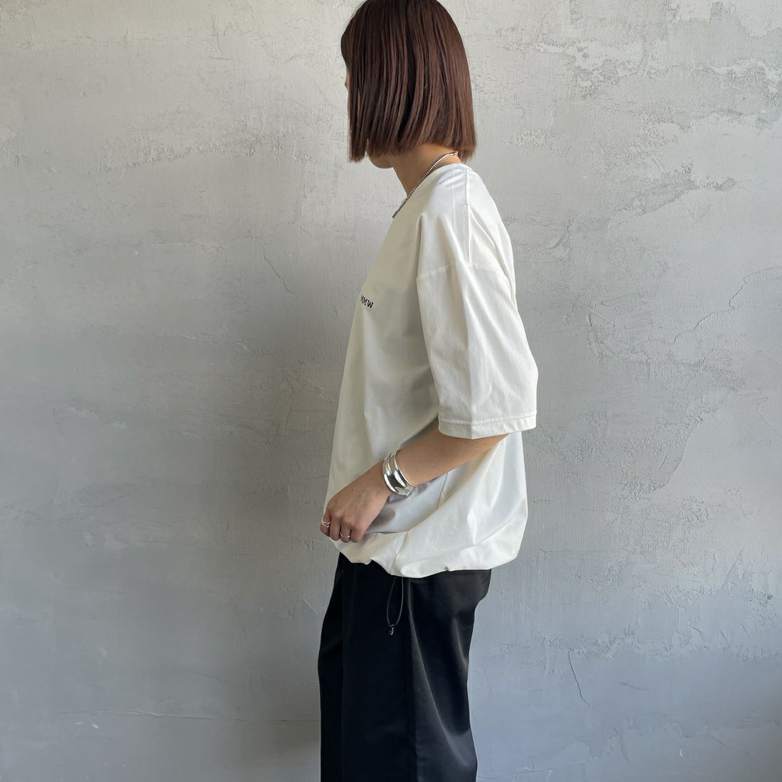 Marmot [マーモット] 別注 ドローコード付き マーモットバックプリントTシャツ [MTSS25MST329IN-JF] WHITE &&モデル身長：159cm 着用サイズ：S&&