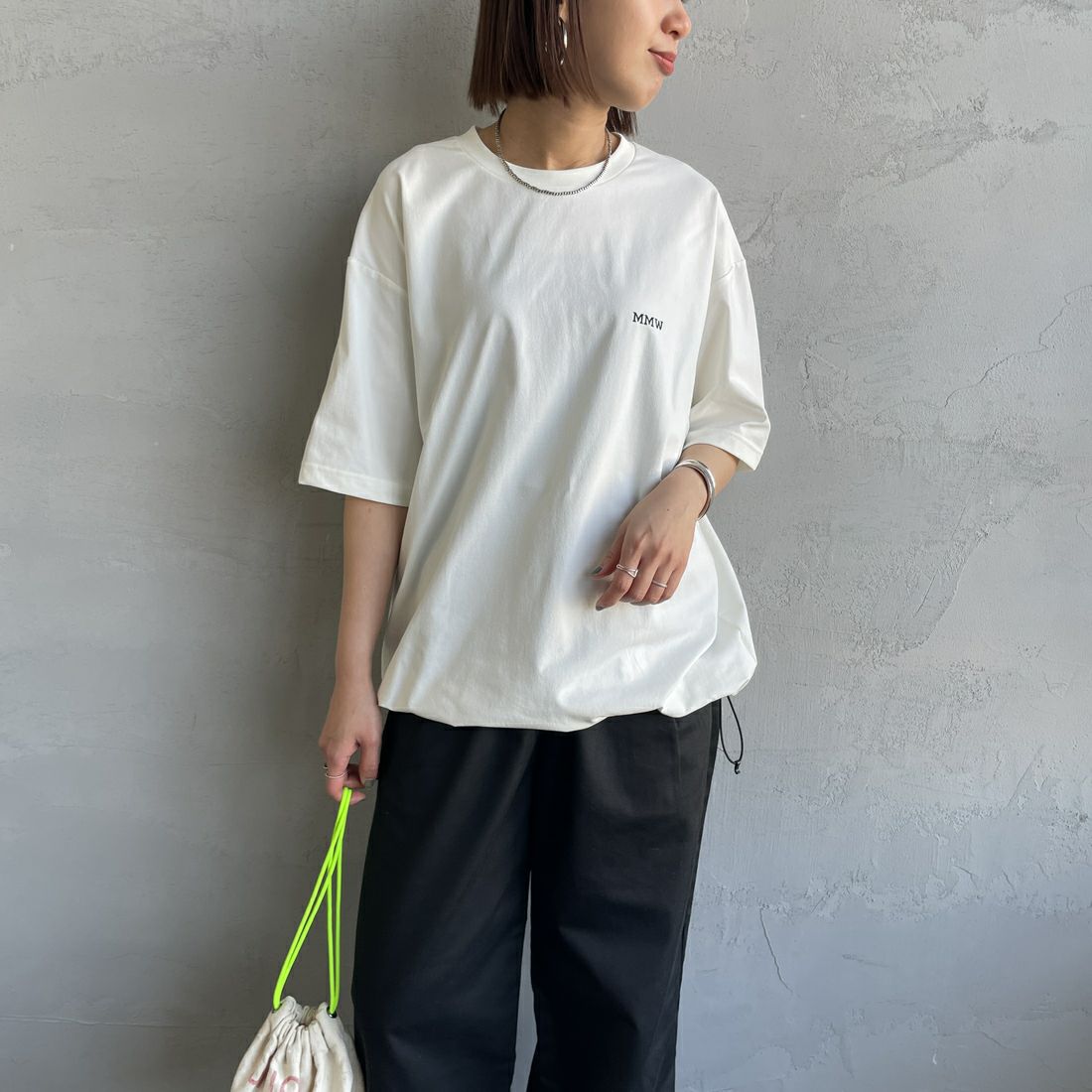 Marmot [マーモット] 別注 ドローコード付き マーモットバックプリントTシャツ [MTSS25MST329IN-JF] WHITE &&モデル身長：159cm 着用サイズ：S&&